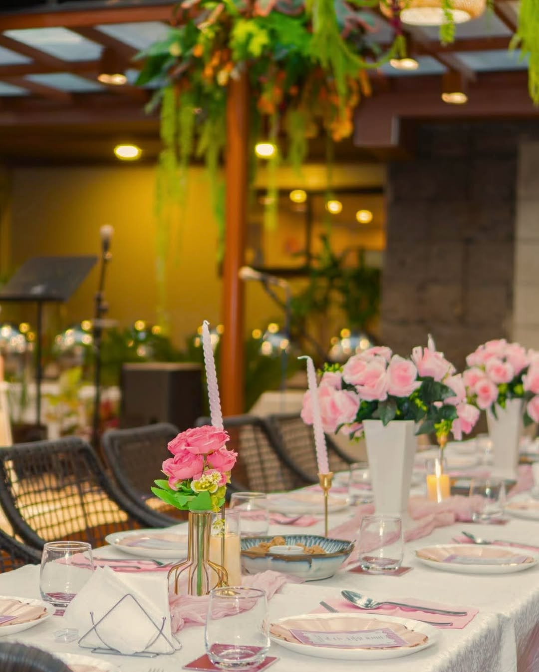 AMBAI alfresco dinner table with pink roses